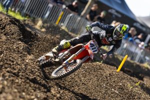 Marcel Stauffer war im Qualifying-Race des MXGP of Switzerland nur mit einem Handschuh unterwegs.