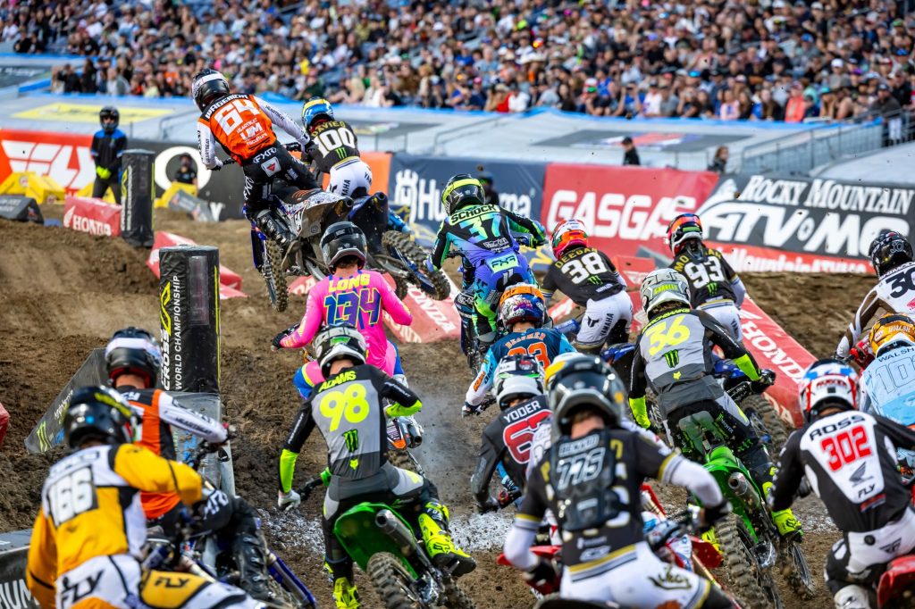 Die jungen Wilder der AMA Supercross Serie sind die Piloten der 250SX-Klassen. Hier hagelt es regelmäßig Strafen.