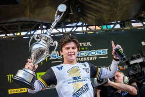 Haiden Deegan mit der 250SX western Regional Meisterschaftstrophäe
