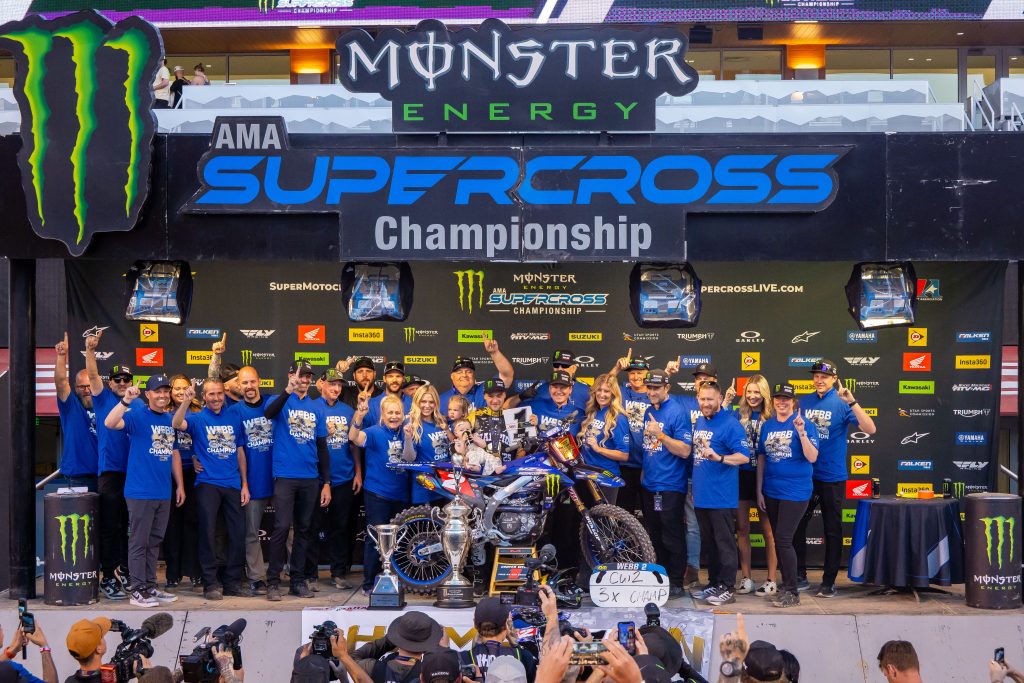 Cooper Webb mit Familie und dem gesamten Star Racing Yamaha Team