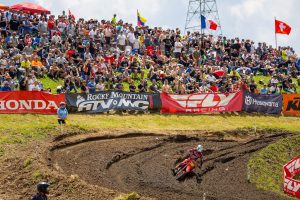 Jett Lawrence gewann das Pro Motocross High Point National 2025 vor zahlreichen Fans.