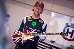 Kay de Wolf mit der handsignierten Gitarre von Steve Steinman