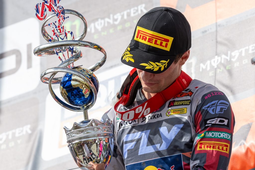 Simon Längenfelder gewinnt zum zweiten Mal in seiner Karriere den MXGP of Great Britain.