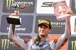 Simon Längenfelder konnte trotz verpasstem Gesamtsieg beim MXGP of Latvia 2025 dennoch das Red Plate wieder in Empfang nehmen.