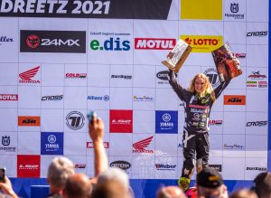 2021 stand Lotte Van Drunen in Dreetz auf dem ADAC MX Masters Podium