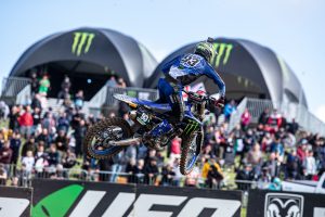 Die Fans können bei Temperaturen um 30 Grad, den MXGP of Great Britain in Matterley Basin, nun doch mit einem kühlen Bier genießen.