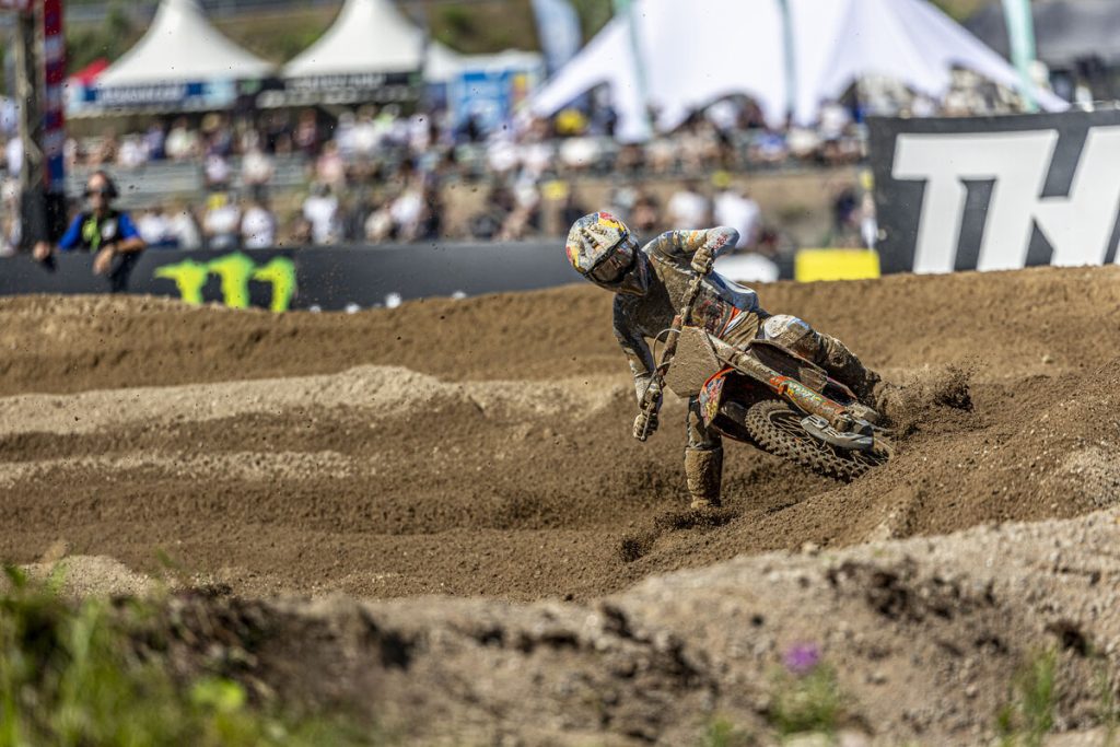 Simon Längenfelder im Sand von Finnland.