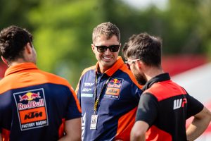Davide DeCarli beim ADAC MX Masters Tensfeld mit WP-Fahrwerkstechniker und dem Werksmechaniker von Simon Längenfelder.