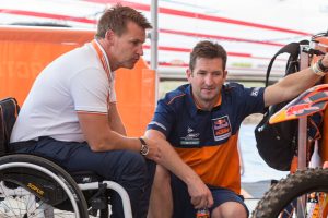 Ian Harrison (rechts) im Gespräch mit KTM-Motorsport-Direktor Pit Beirer.