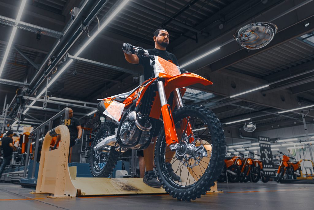 Nach Monaten der Ungewissheit, fährt KTM die Produktion wieder an.