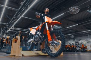 Nach Monaten der Ungewissheit, fährt KTM die Produktion wieder an.