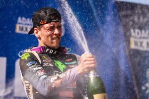 Marcel Stauffer genießt beim ADAC MX Masters Bielstein 2025 die wohlverdiente Champagner-Dusche.