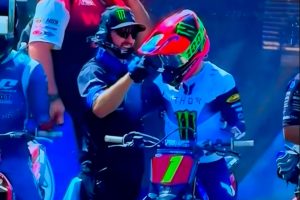 Haiden Deegan bekommt von seinem Mechaniker Riechsalz gereicht