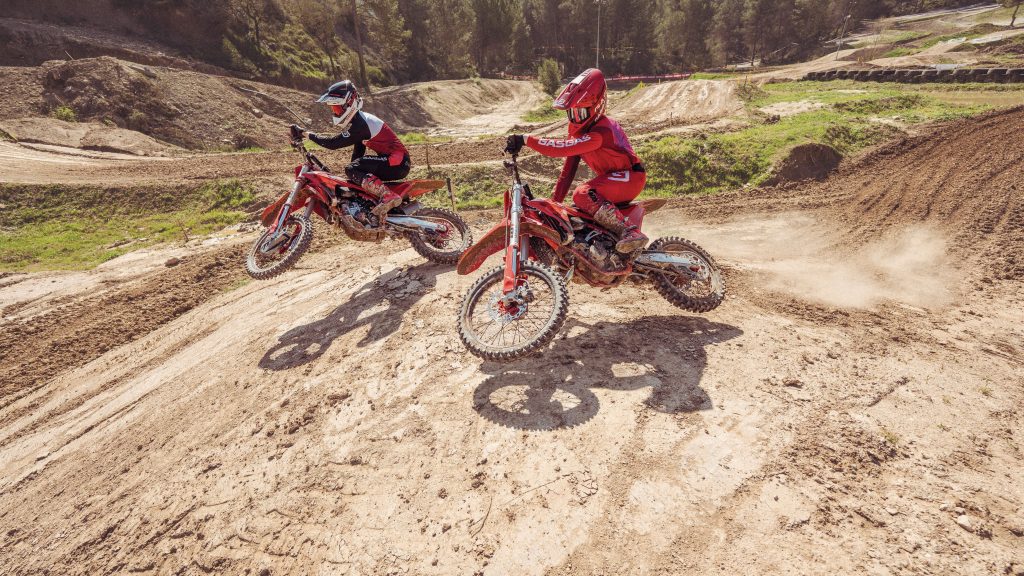 Die Gasgas MC 125 und MC 250F des Jahrgangs 2026 im Einsatz.