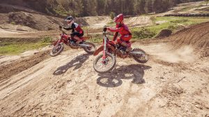 Die Gasgas MC 125 und MC 250F des Jahrgangs 2026 im Einsatz.
