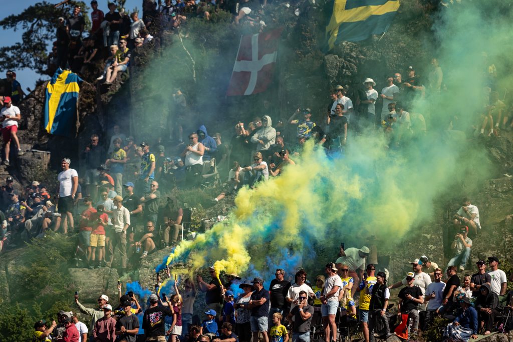 Die schwedischen Fans feierten die Überholmanöver von Isak Gifting beim MXGP of Sweden 2025.