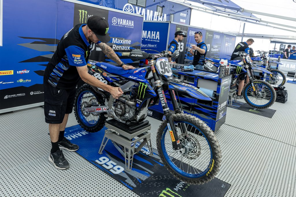 Ein Blick unter das Zelt des Yamaha MXGP Werksteam.