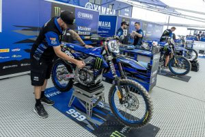 Ein Blick unter das Zelt des Yamaha MXGP Werksteam.