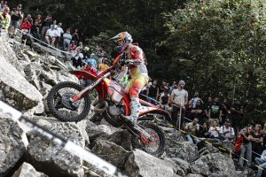 Manuel Lettenbichler behauptet weiterhin die Tabellenführung der Hard Enduro WM 2025.