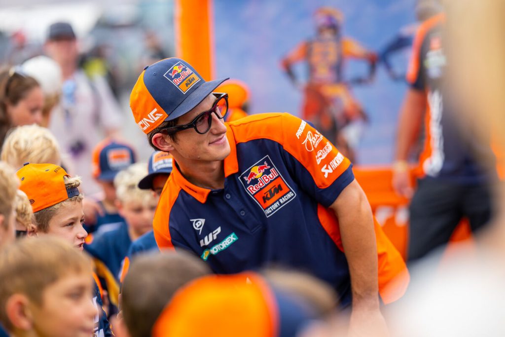 Chase Sexton umringt von jungen Fans.
