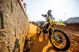 Die Suzuki RM Z450 sieht seit Jahren unverändert aus.jpg