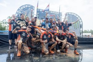 Simon Längenfelder, neuer MX2 Weltmeister, umringt von seinem Team und der Familie.