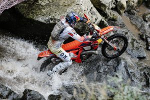 Manuel Lettenbichler verteidigt in Abestone die Hard Enduro WM Tabellenführung.