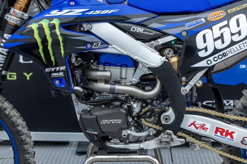 Das Monster Energy Logo prangt seit Jahren auf der Werks-Yamaha