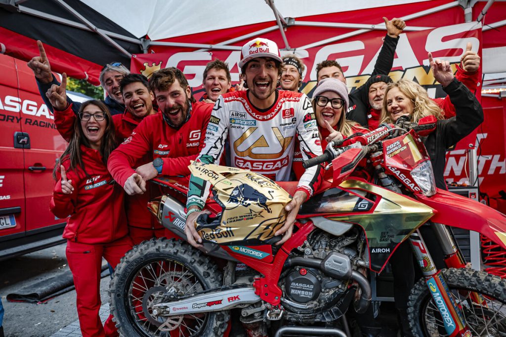 Andrea Verona gewinnt die E2 Kategorie der EnduroGP Saison 2025.