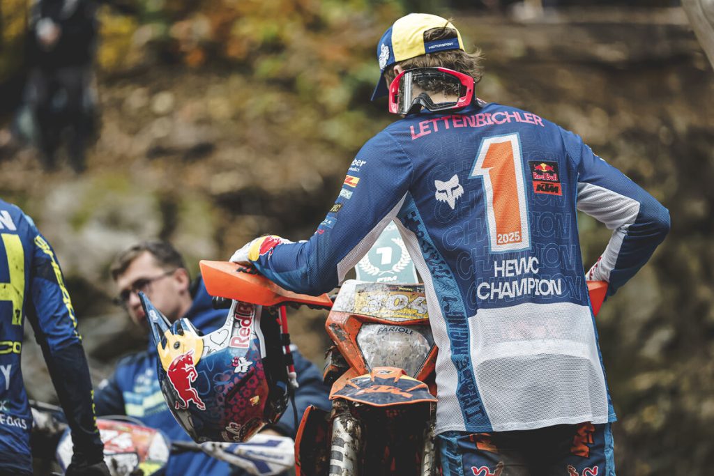 Manuel Lettenbichler mit dem Garde Enduro Championship-Jersey 2025.