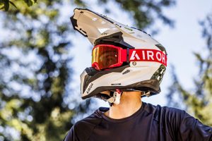 Airoh hat mit dem Aviator III Helm in der EVO Ausführung die FIM FRHPhe-02 Norm bestanden.