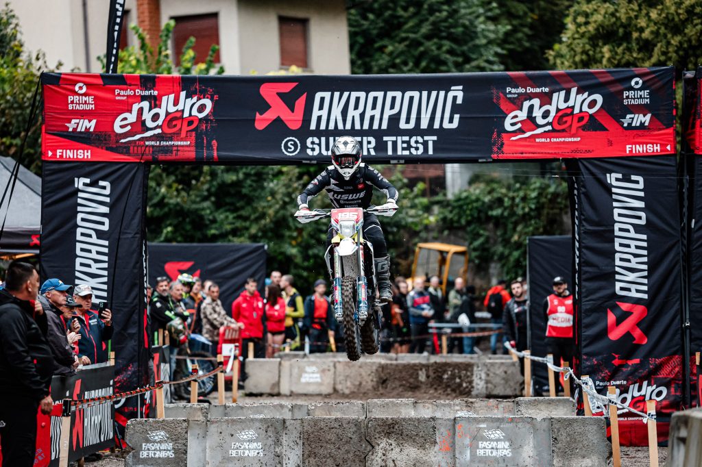 Die sechste und Finale Runde der EnduroGP Weltmeisterschaft 2025 wird in Zschopau mit dem Akrapovic Supertest gestartet.