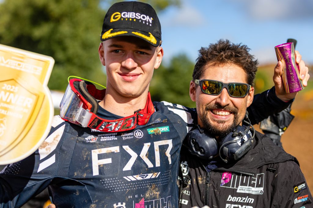 Mad Fredsoe mit Mechaniker Sławek Wilk der im 2025 zu Seite stand und mit dem Skandinavier den ADAC Youngster_Cup-Titelgewinn feiern konnte.