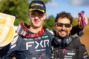 Mad Fredsoe mit Mechaniker Sławek Wilk der im 2025 zu Seite stand und mit dem Skandinavier den ADAC Youngster_Cup-Titelgewinn feiern konnte.