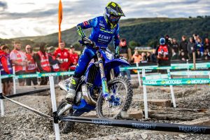 Jermy Sydow auf seiner Sherco, umrahmt von Triumph Streckenbegrenzung