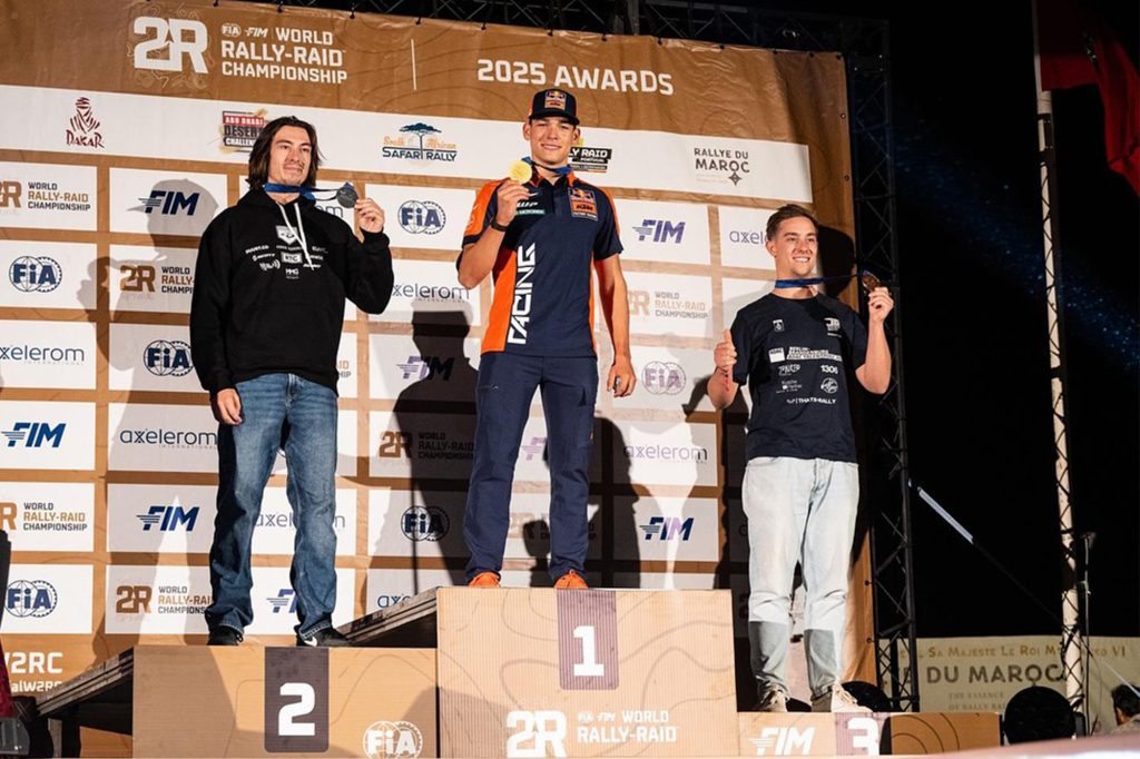 Justin Gerlach (rechts) zeigt stolz die Bronzemedallie
