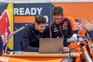 Ian Harrison (rechts) im Gespräch mit einem Techniker.