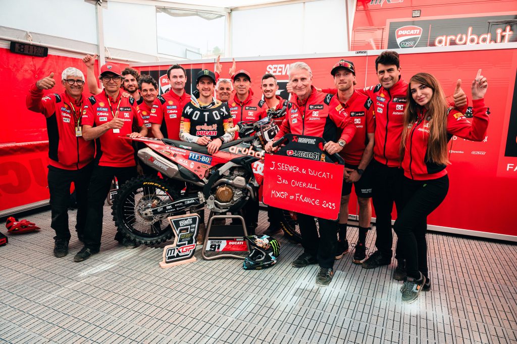Zusammen mit Jeremy Seewer konnten Ducati und das Team Maddi zwei dritte Plätze in der MXGP Saison 2026 einfahren.