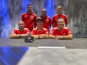 Brian Hsu mit seinem neuen Team.