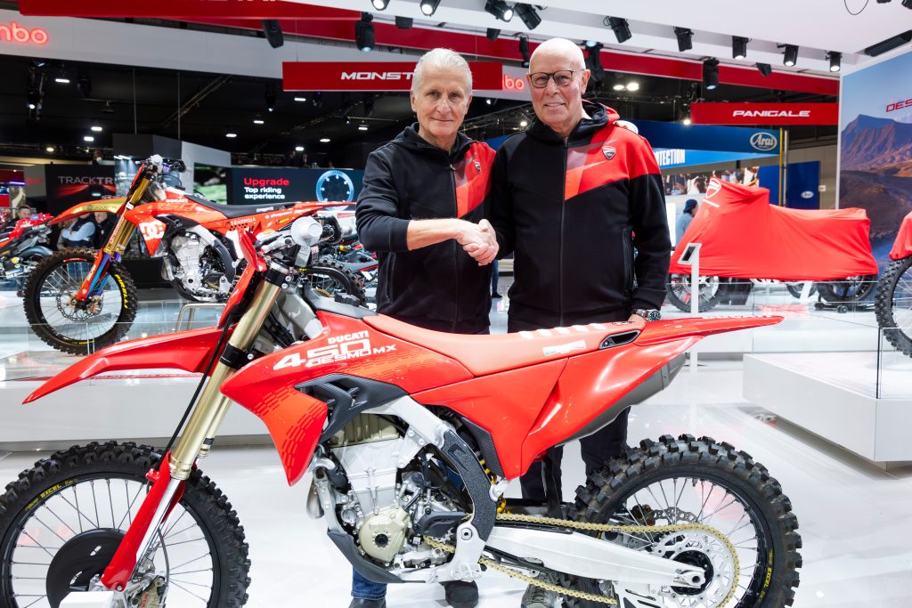 Louis Vosters (rechts) beim offiziellen Handshake mit Ducati Corse Off-Road General Manager Paolo Ciabatti.