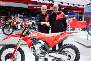 Louis Vosters (rechts) beim offiziellen Handshake mit Ducati Corse Off-Road General Manager Paolo Ciabatti.