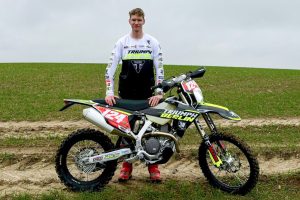 Leon Thoms mit seinem neuen Arbeitsgerät, der Triumph TF450-E