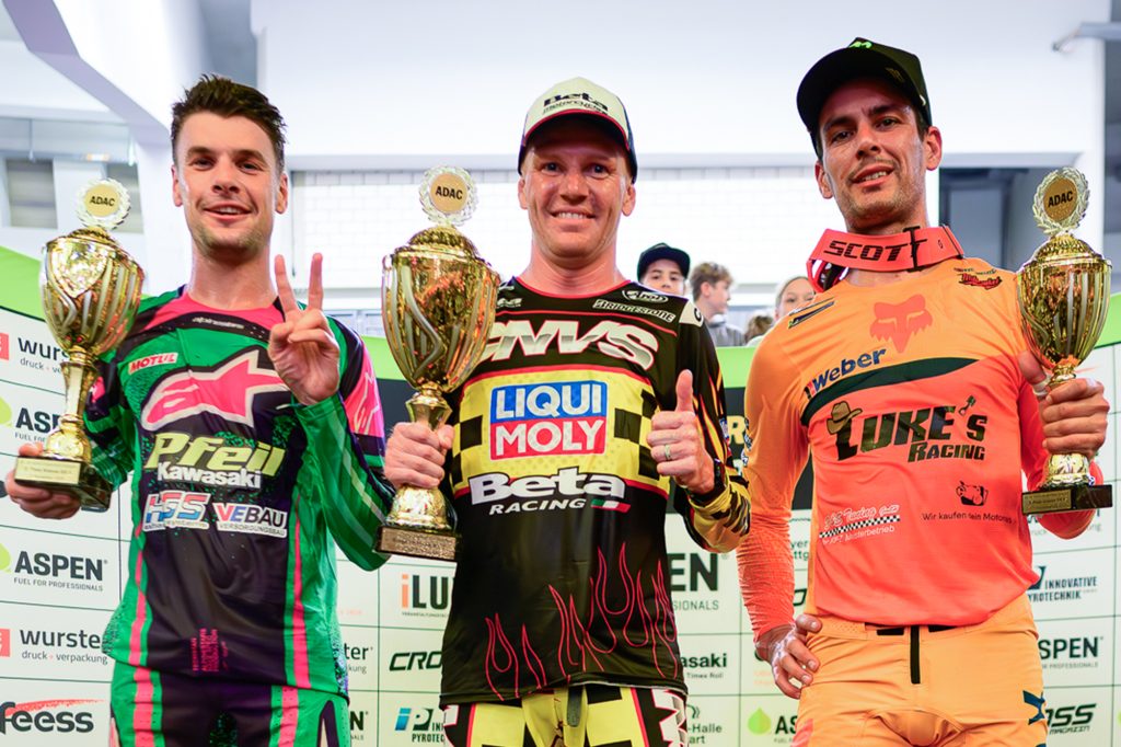 Mitchell Oldenburg (Mitte) siegte beim Supercross Stuttgart am Freitag