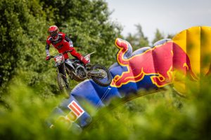 Max Nagl durchspringt den Red Bull Bogen beim ADAC MX Masters in Bielstein.