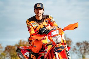 Orange steht dem frischgebackenes Red Bull KTM Factory Racing Pilot Andrea Verona.