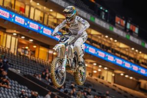 Malcolm Stewart sichert sich mit drei Siegen einen blitzsauberen Abend beim Supercross Paris