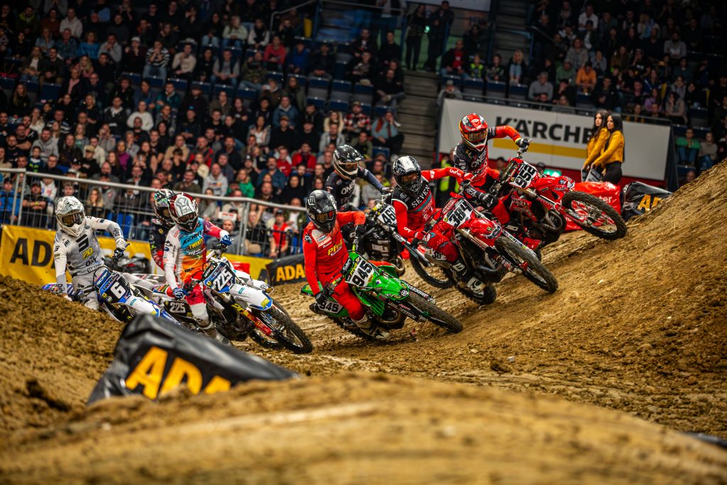 Startkurve beim ADAC Supercross Stuttgart