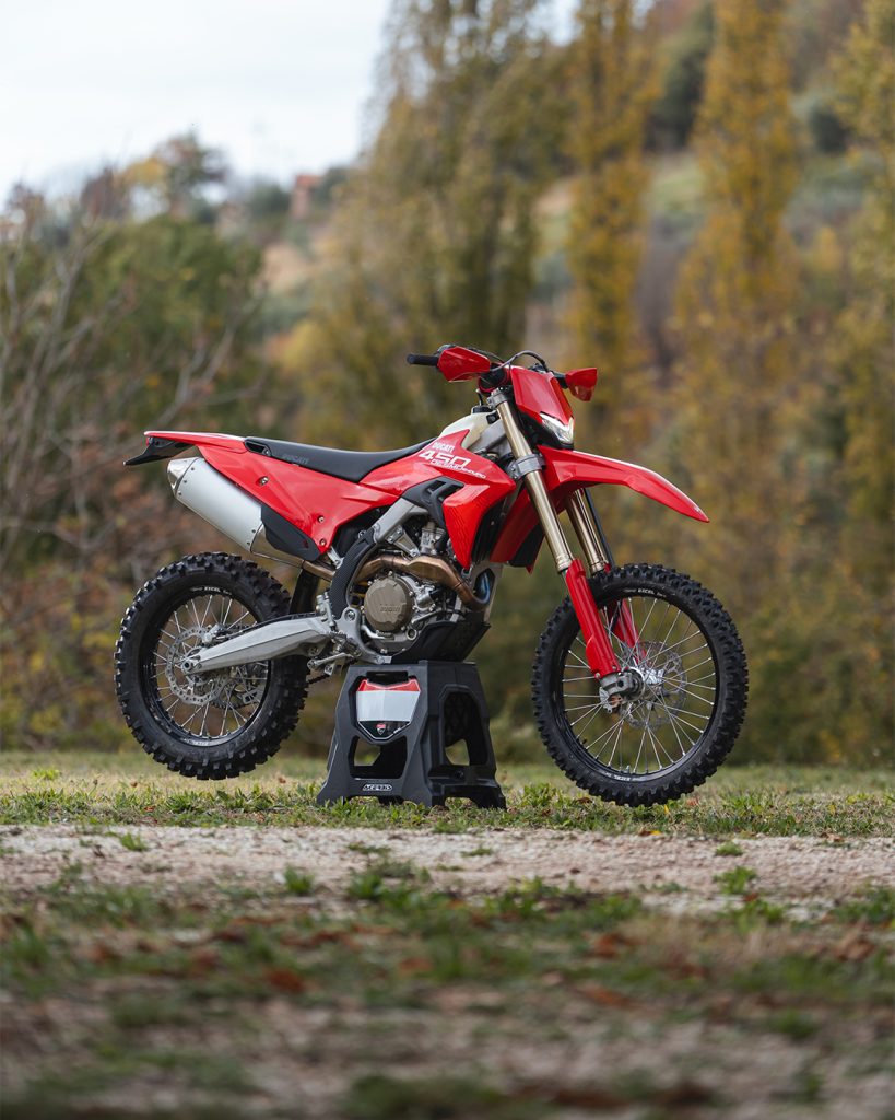 desmo450 enduro gallery mosaic 1080x1350 01