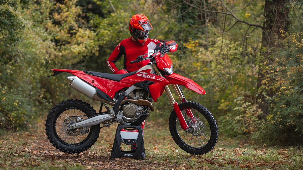 desmo450 enduro gallery mosaic 1920x1080 02