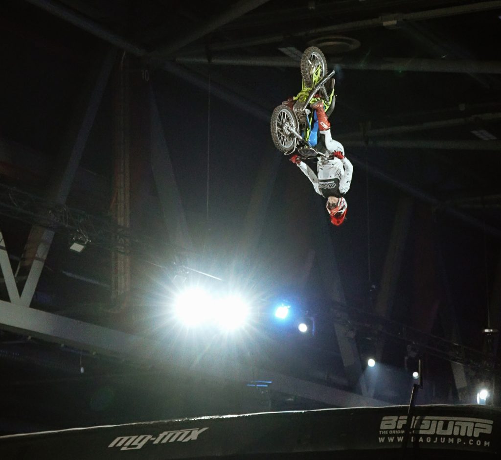 Busty Wolter springt mit 48 einen Backflip beim Stunt it Freestyle Event